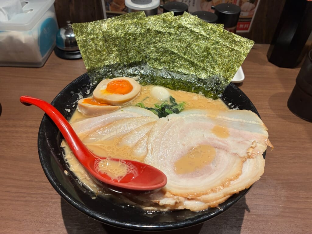 家系豚骨らぁめん 鶴金豚の写真