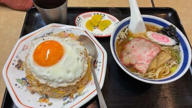 五目チャーハン　半ラーメン
