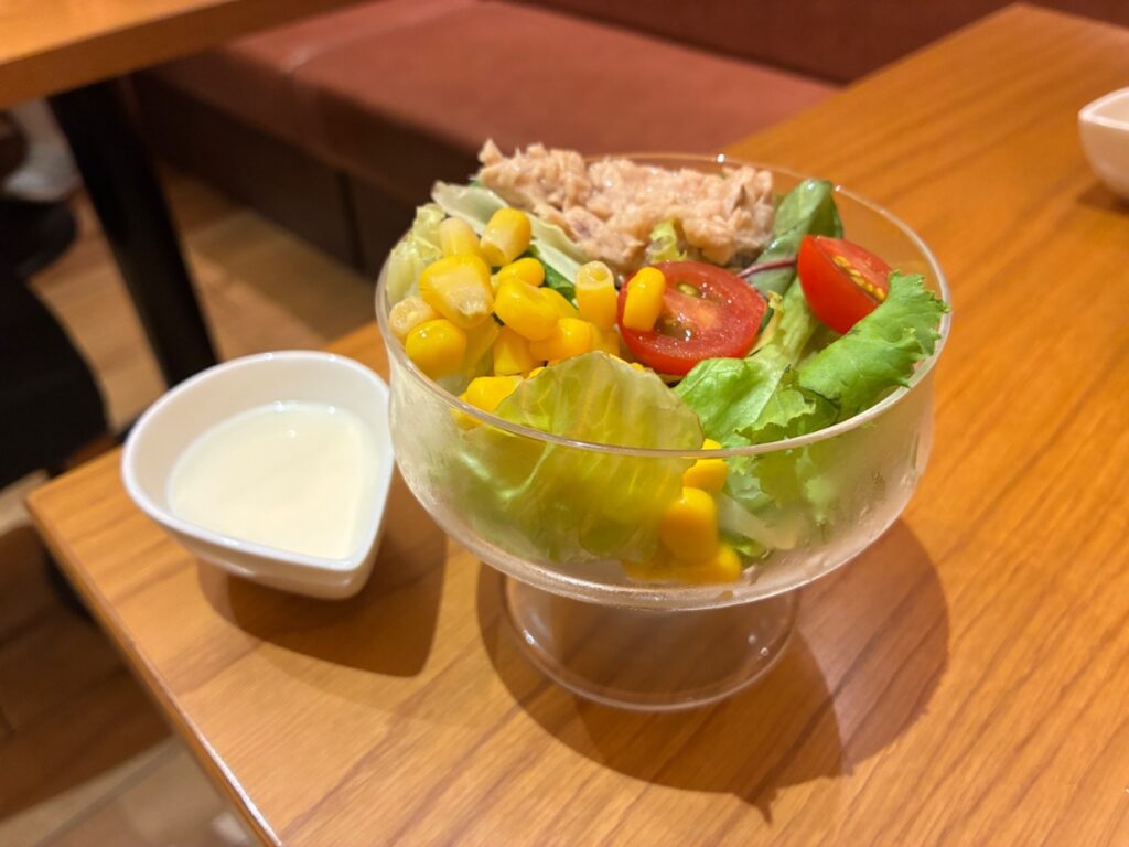 ビバレーコーヒーのツナとトマトのグリーンサラダ