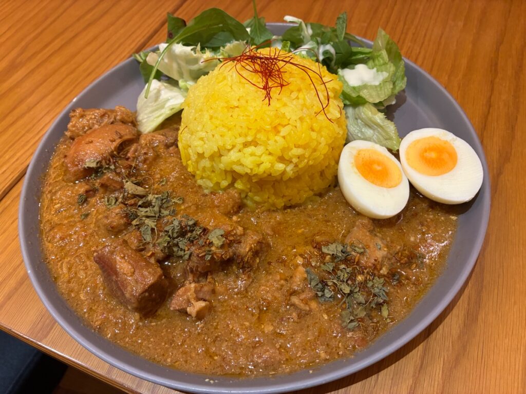 ビバレーコーヒーの塩麹バターチキンカレー（大盛り）