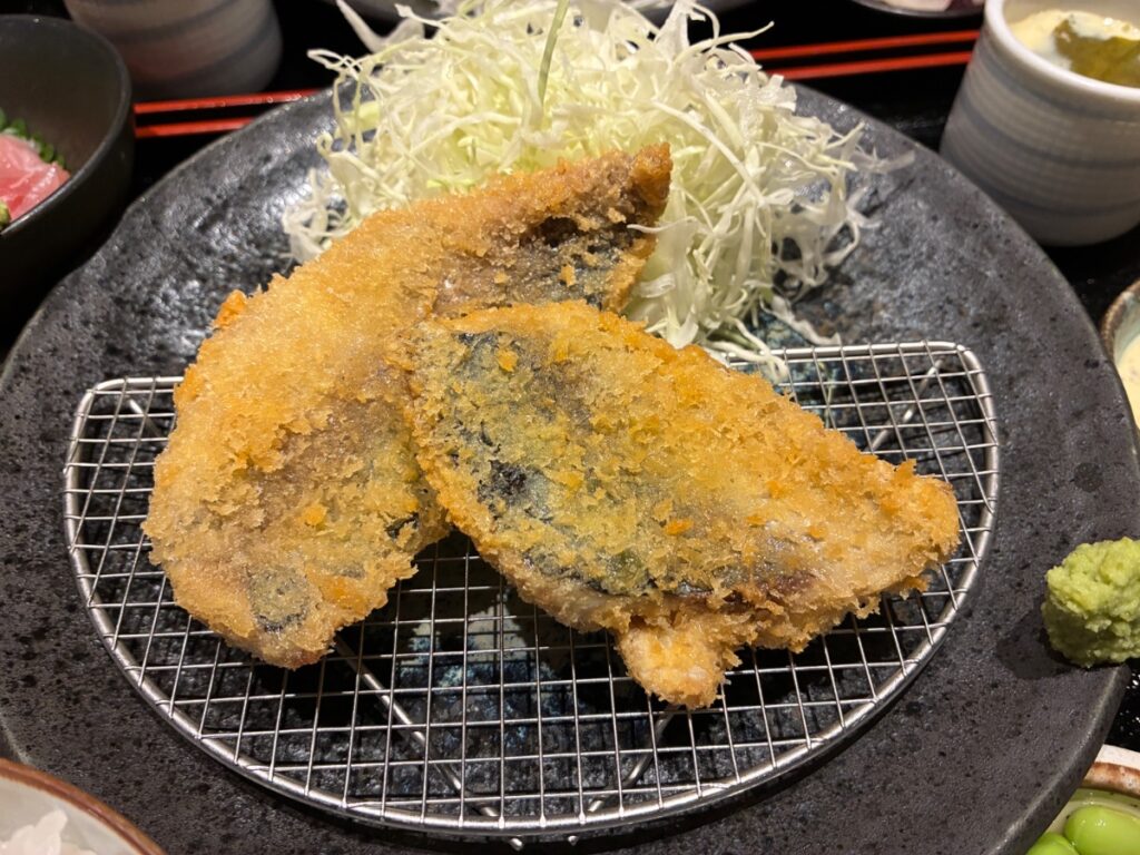 湘南アジフライ あらたの湘南アジフライ定食（アジフライ2枚＋バショウカジキの刺身）
