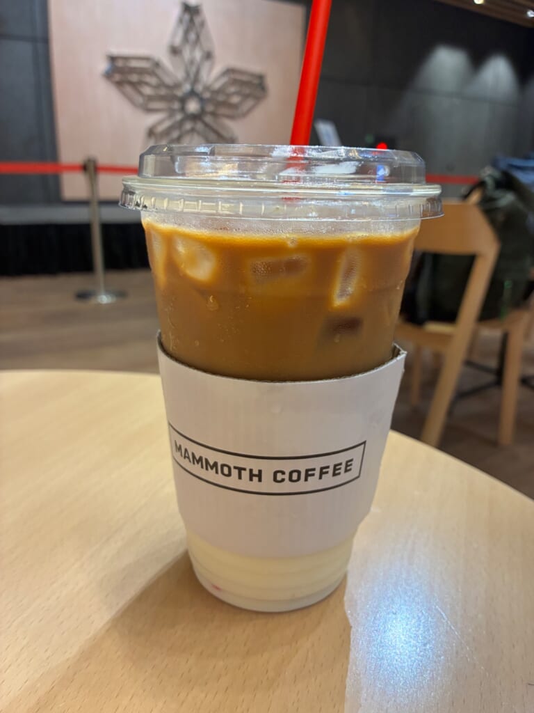 mammoth coffee 東京駅ヤエチカ店のカフェラテ（アイス・M）