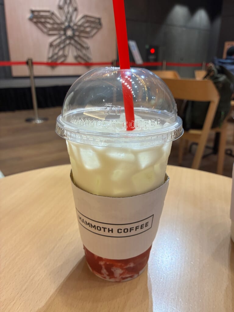 mammoth coffee 東京駅ヤエチカ店のストロベリーラテ（M）