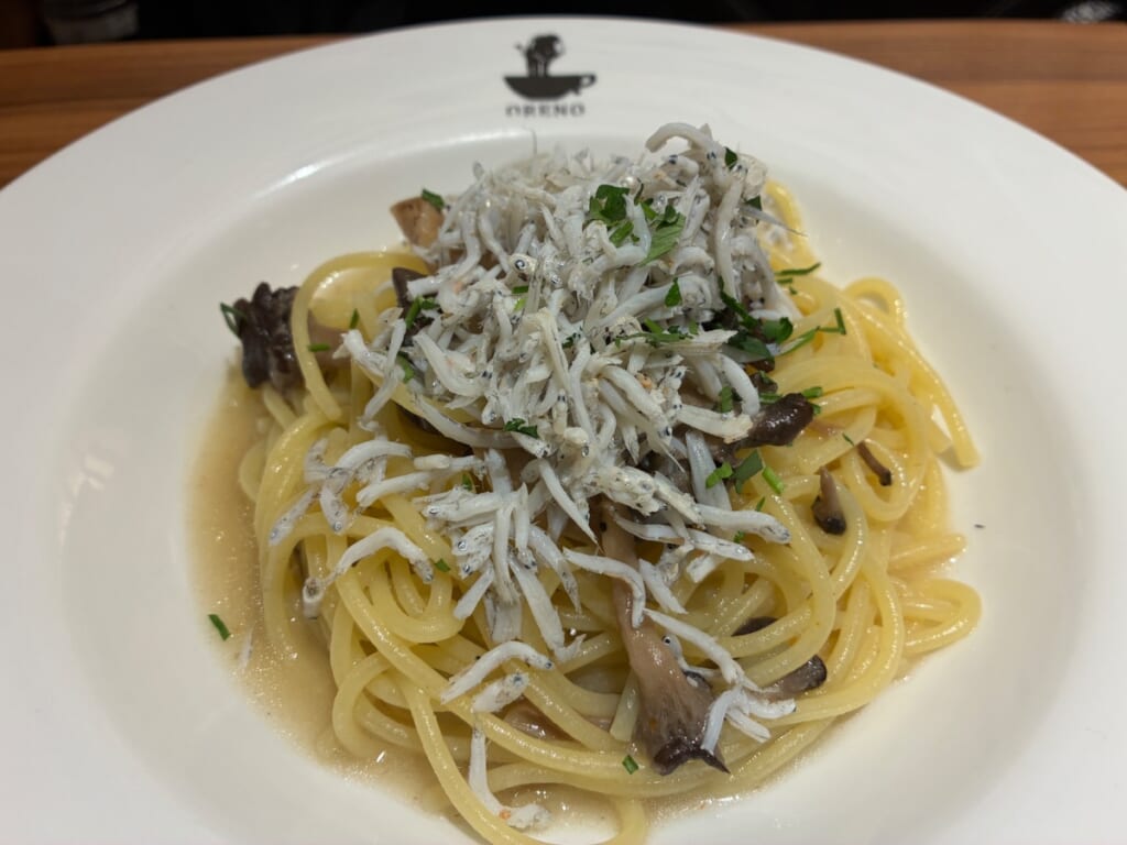 俺のイタリアン 東京駅ヤエチカのシラスとキノコのペペロンチーノ