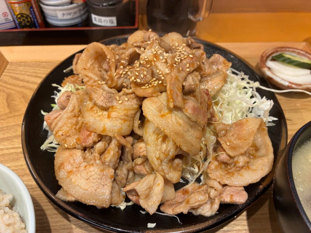 とん汁と玄米の店 檍食堂（あおきしょくどう）の肉増ししょうが焼定食（300g）