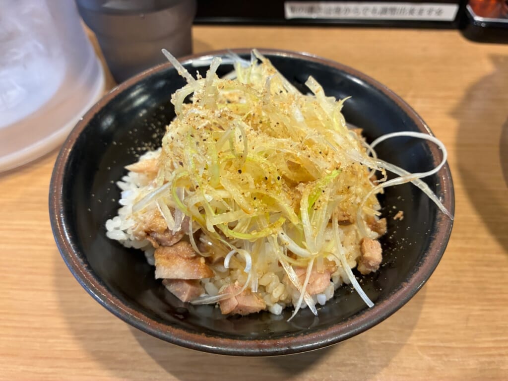 醤油豚骨ラーメン八右衛門（はちえもん）のネギチャーシュー丼