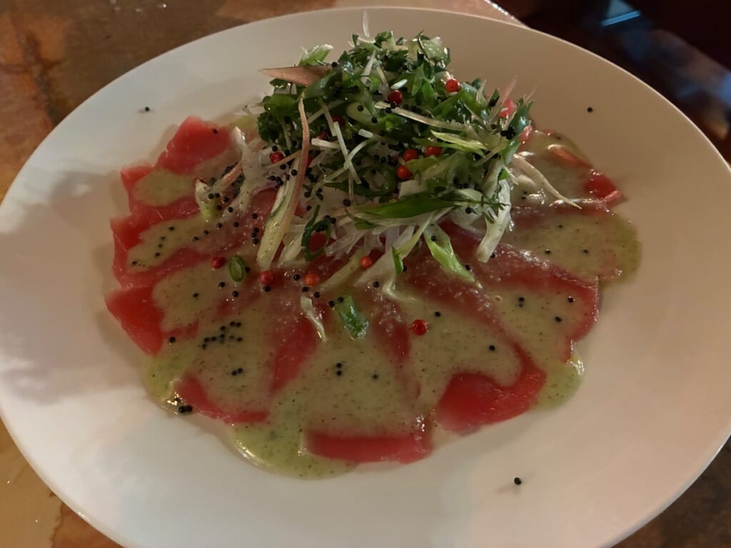 八十の別家の海鮮香草カルパッチョ