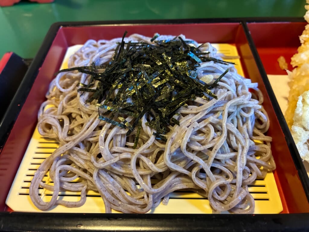四季紙の天ざる（黒米そば）